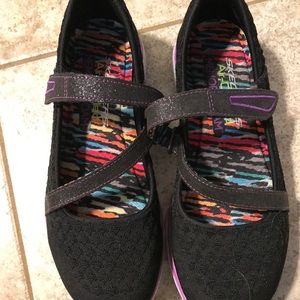 Girl's size 3 Skechers memory foam shoes.